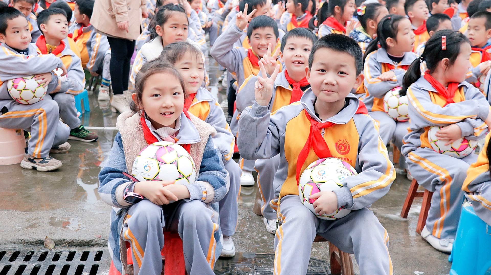 孩子们领到足球后开心的笑脸.JPG
