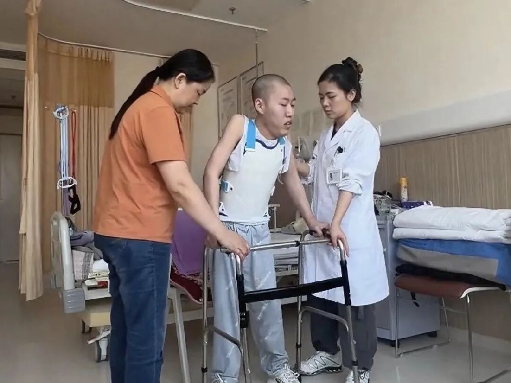 20年，首次挺直脊梁走路！这段“反向折叠”的人生，因爱与信念而被照亮